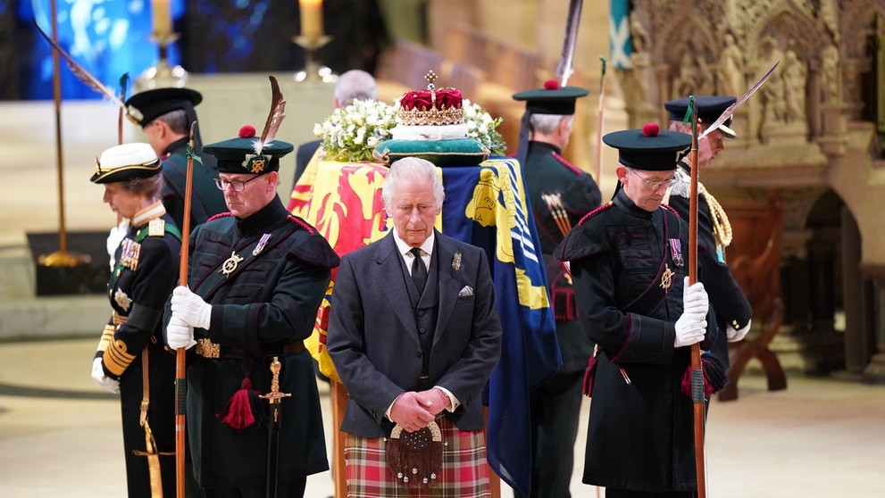 Kráľ Karol III. pri rakve svojej zosnulej matky kráľovnej Alžbety II. v Katedrále svätého Gilesa v Edinburghu.