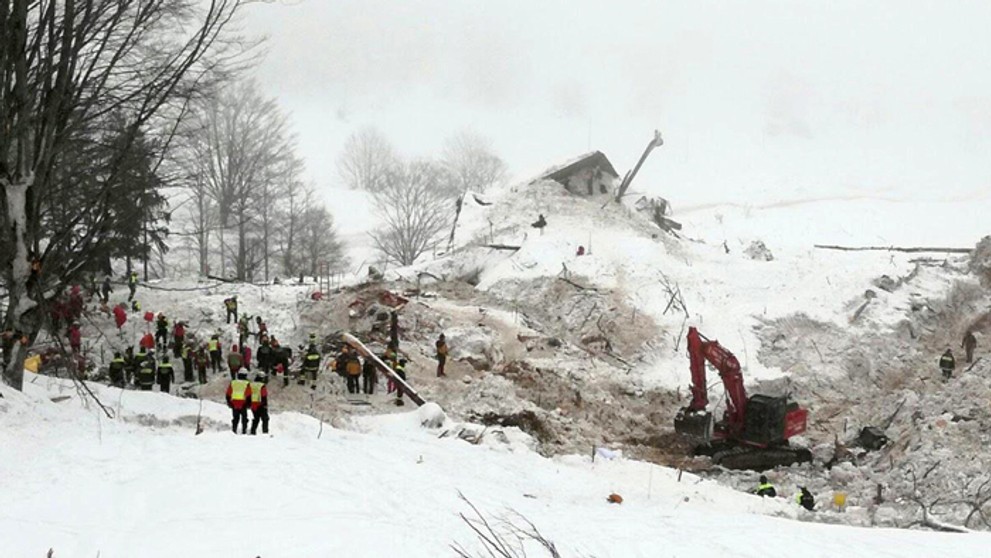 Pohľad na zavalený hotel Rigopiano lavínou.