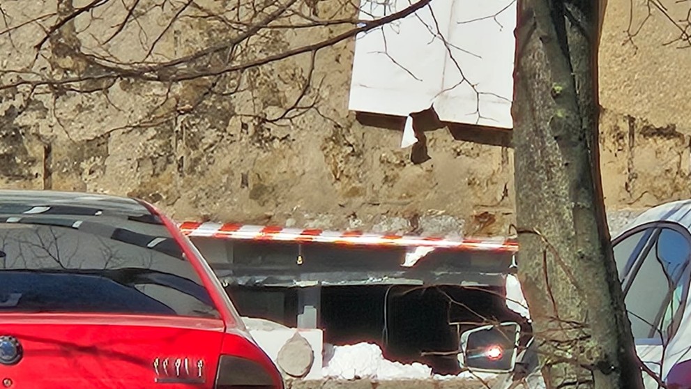 V Komárne sa zrútila časť strechy budovy klientskeho centra