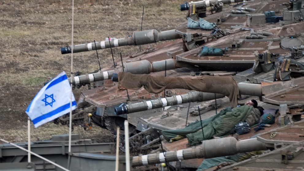Izrael začal pozemný útok na juhu Libanonu.