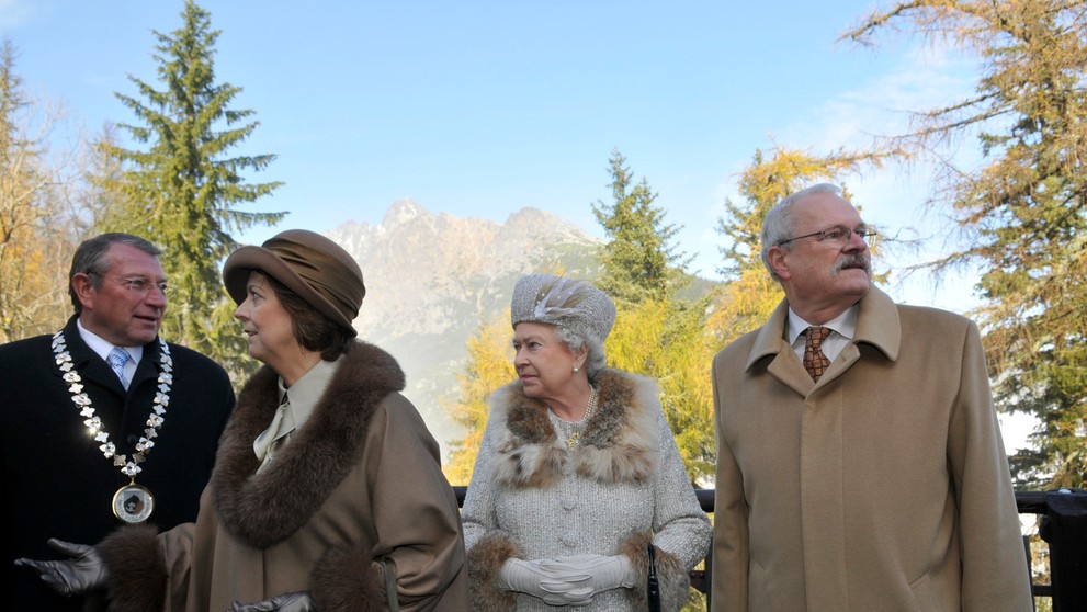 Kráľovná Alžbeta II. pohľadom hľadala manžela, princa Philipa, ktorý sa „stratil". 