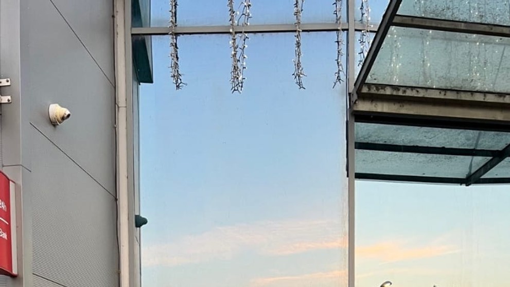 Poškodený bankomat v Dunajskej Lužnej.