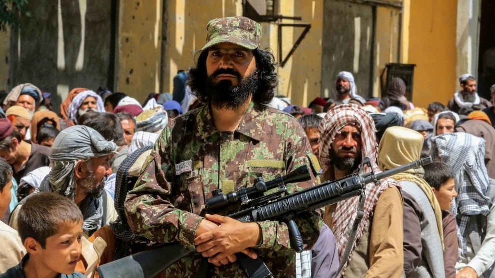 Bojovník Talibanu dohliada na poriadok v uliciach