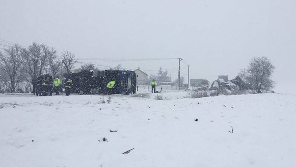Maďarský kamión sa prevrátil cez stred cesty po nehode vo Fiľakovských Kľačanoch.