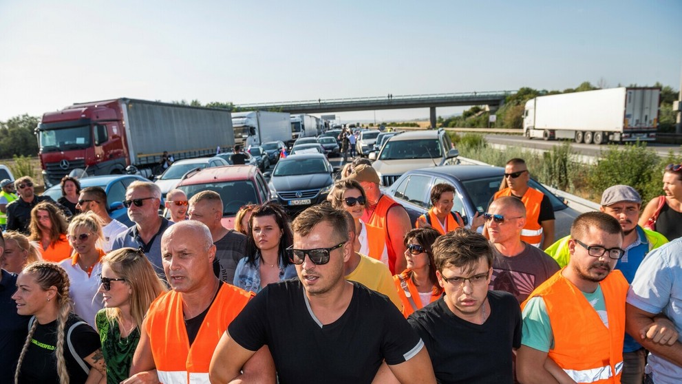 Na snímke pendleri blokujú diaľničný hraničný priechod Čunovo-Rajka.