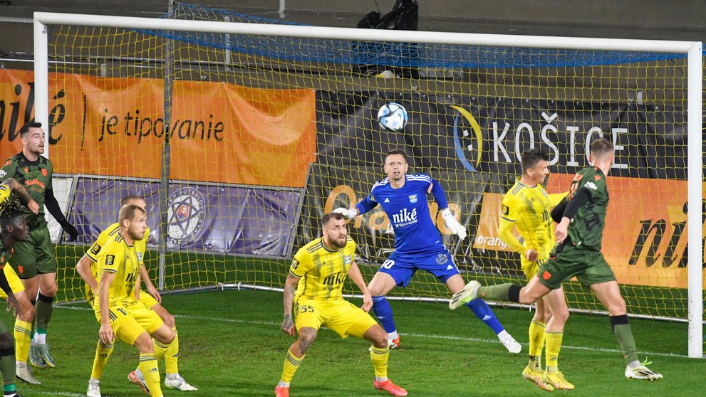 Na snímke situácia pred bránou Košíc, v modrom brankár Matúš Putnocký (Košice).