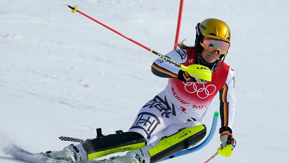 Nemecká lyžiarka Lena Dürrová v 1. kole slalomu na ZOH 2022.