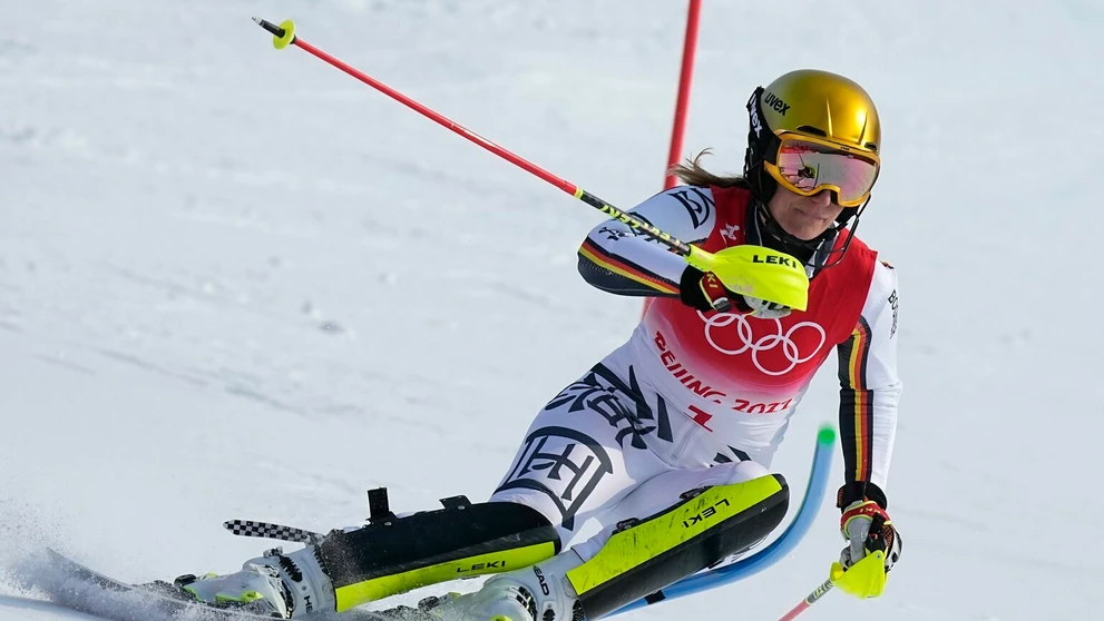 Nemecká lyžiarka Lena Dürrová v 1. kole slalomu na ZOH 2022.