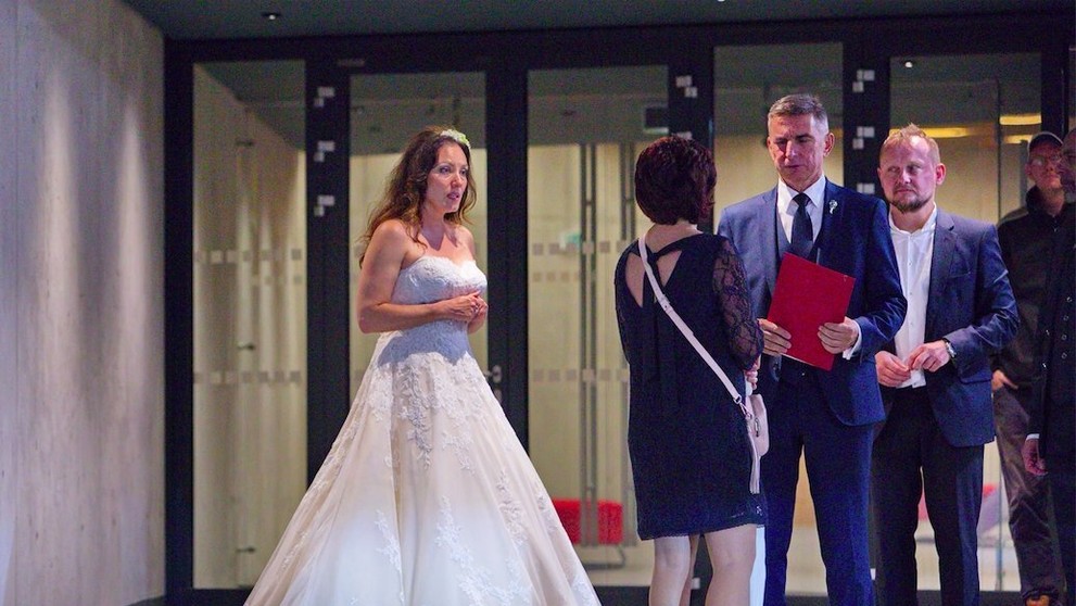 Roky svadbu odkladala, teraz je z nej pani. Katarína Hasprová v svadobných šatách