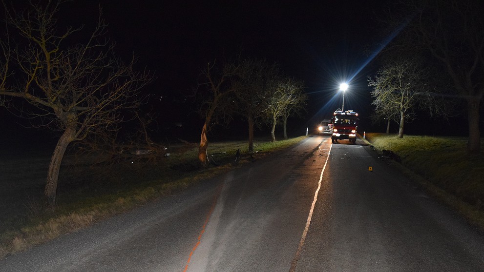 Rýchla jazda sa skončila nárazom do stromu.