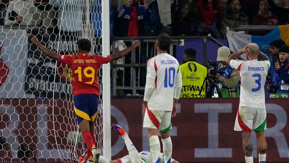 Riccardo Calafiori leží na trávniku po vlastnom góle