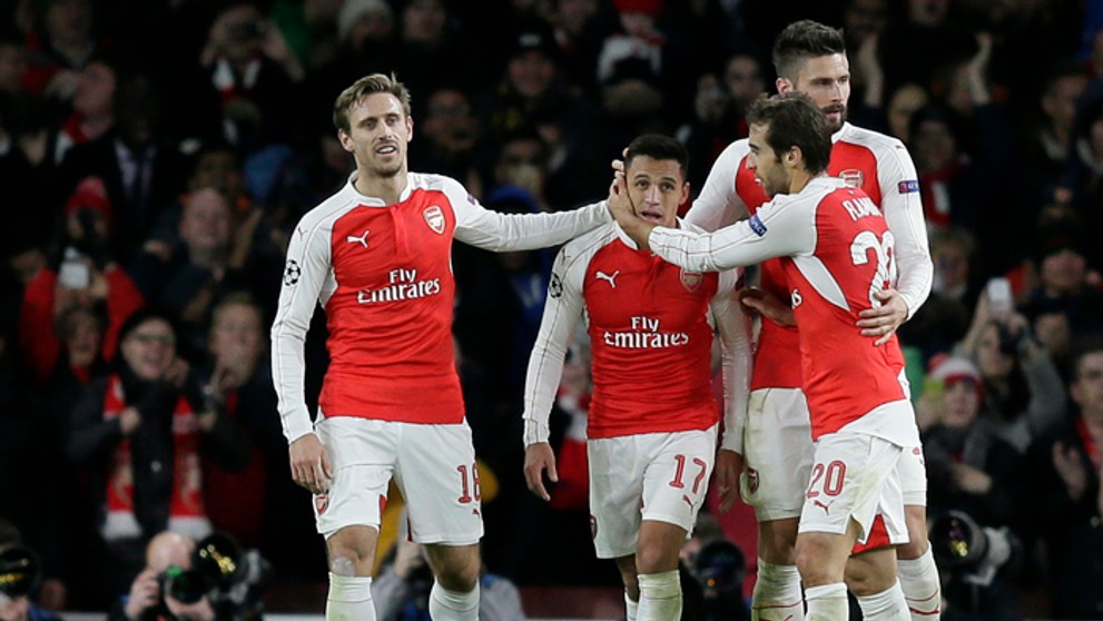 Hráč Arsenalu Alexis Sanchez (v strede) oslavuje gól v zápase proti Dinamu Záhreb.