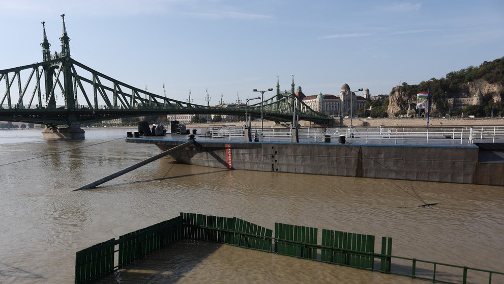 Rozvodnený Dunaj v Budapešti.