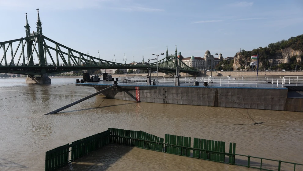 Rozvodnený Dunaj v Budapešti.