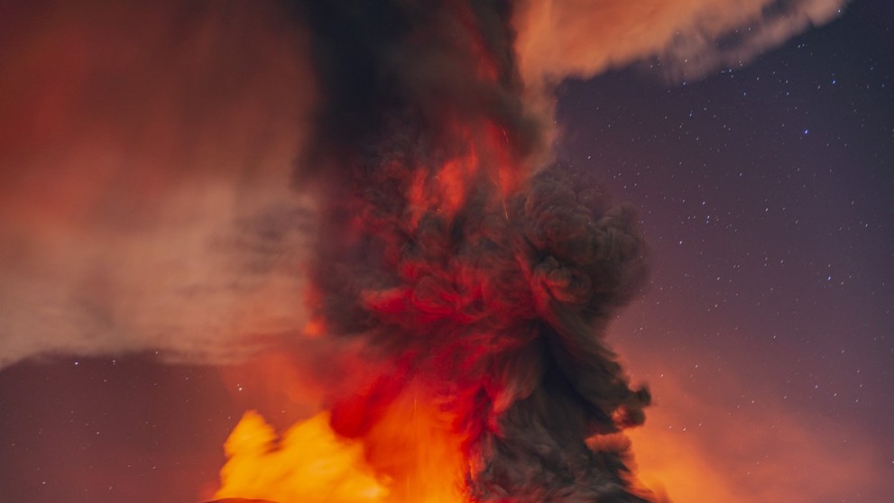 Sopka Etna na Sicílii opäť chŕli lávu.