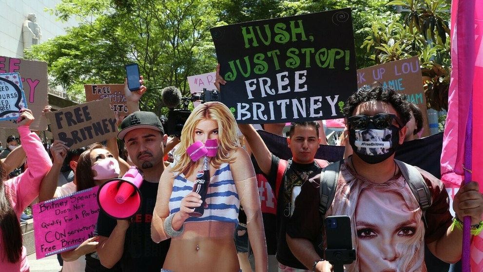 Fanúšikovia Britney Spears pred losangelským súdom (23. jún 2021)