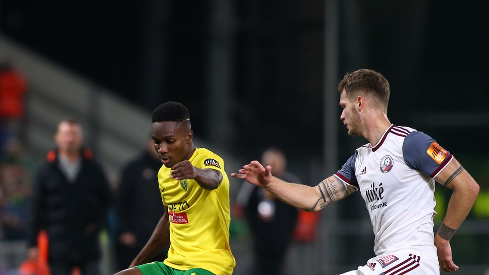 Na snímke zľava v súboji o loptu Samuel Gidi (Žilina) a René Paraj (Podbrezová).