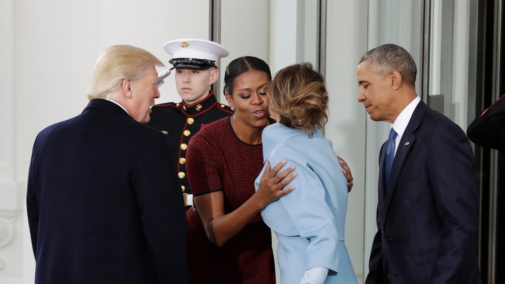 Barack Obama s manželkou Michelle a  Donald Trump  so svojou manželkou Melaniou pred Bielym domom.