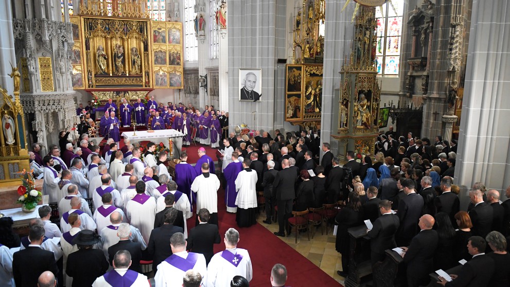 Posledná rozlúčka s košickým emeritným arcibiskupom Alojzom Tkáčom v Dóme sv. Alžbety.