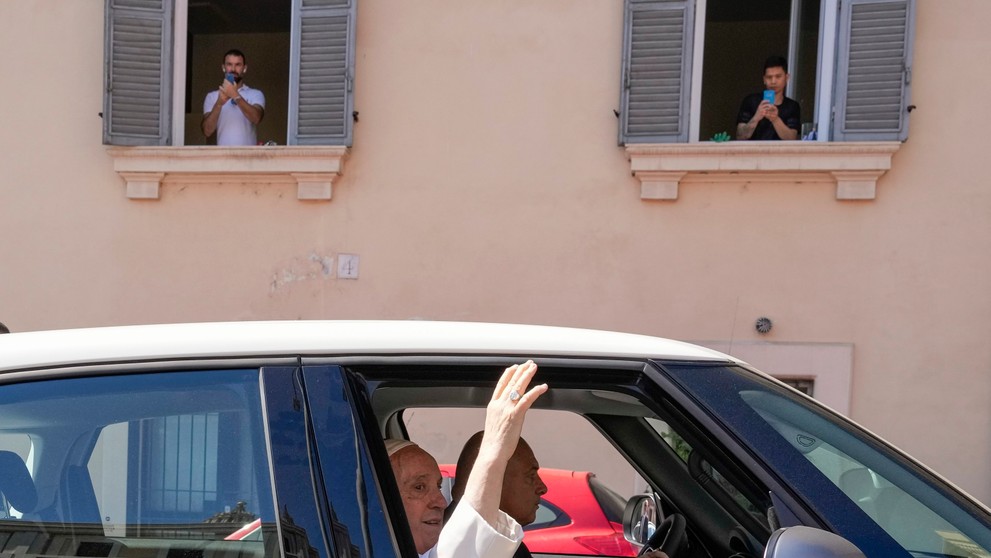 Pápeža Františka prepustili z nemocnice.