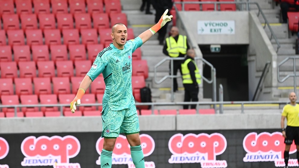 Brankár Slovana Adrián Chovan počas zápasu 11. kola Fortuna ligy proti Trnave.