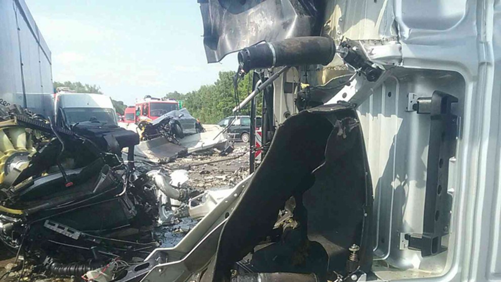 Nehoda kamiónu, dodávky a osobného auta na D1 pri Červeníku.