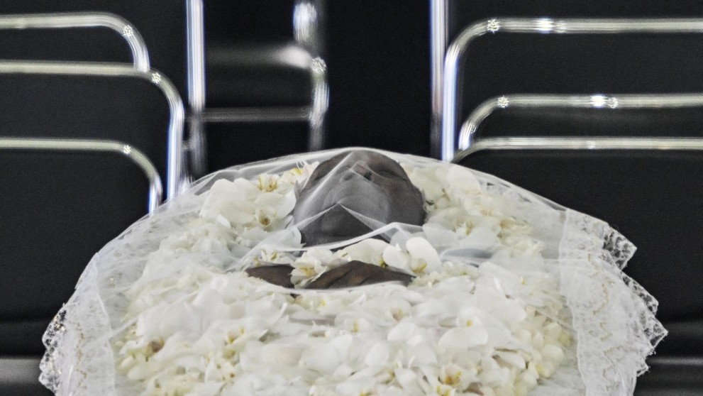 Rakva s telom zosnulého Pelého.