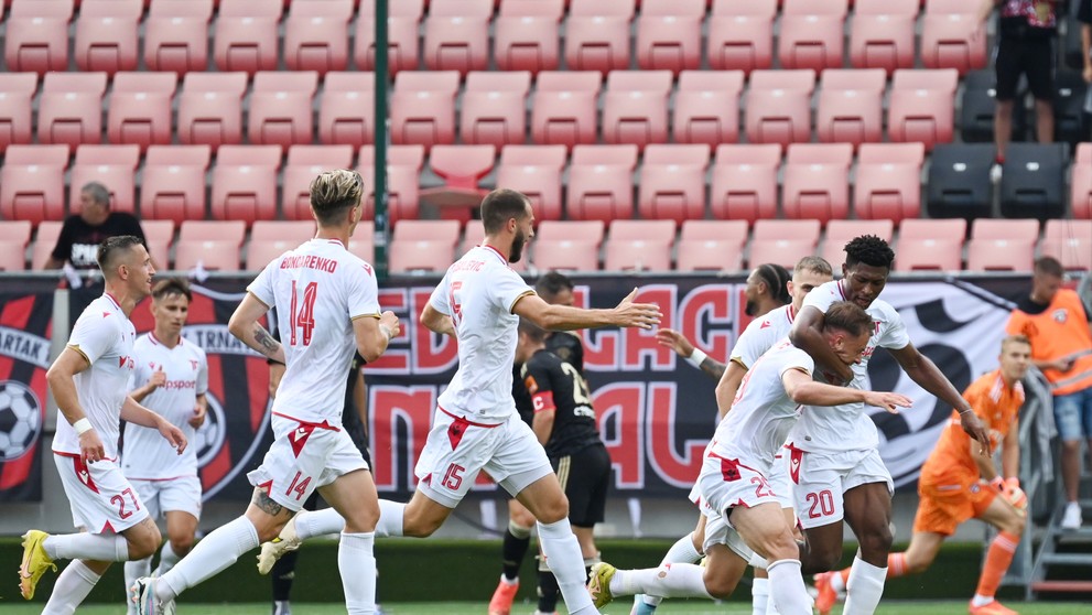 Futbalisti Trenčína sa tešia po strelení gólu.