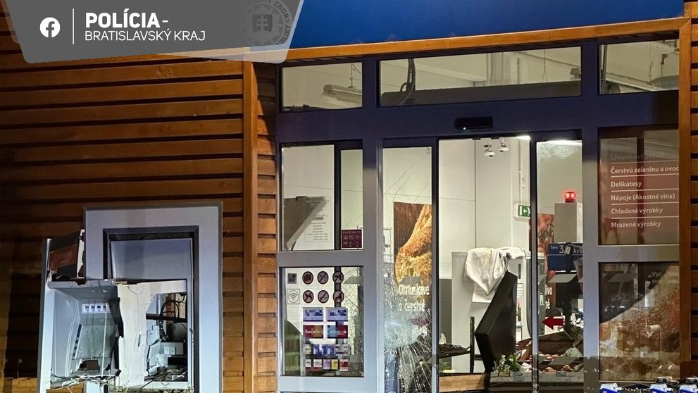 Zničený bankomat v Rohožníku po výbuchu.