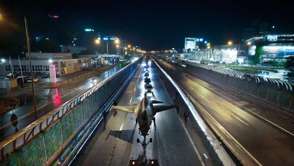 Bratislavou prevážali stíhačku F-16.