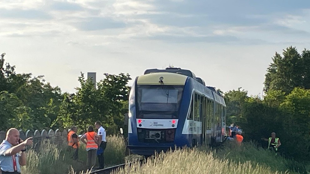 Vo Veľkom Mederi sa zrazil kamión s vlakom.