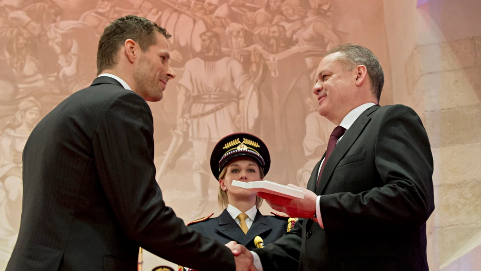 Michal Handzuš preberá Medailu prezidenta SR z rúk Andreja Kisku.