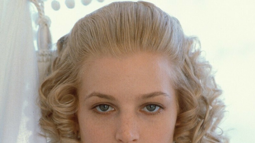 Bridget Fonda vo vilme Odpútaný Frankenstein, 1990