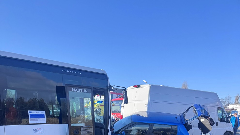 Nehoda viacerých áut s autobusom.