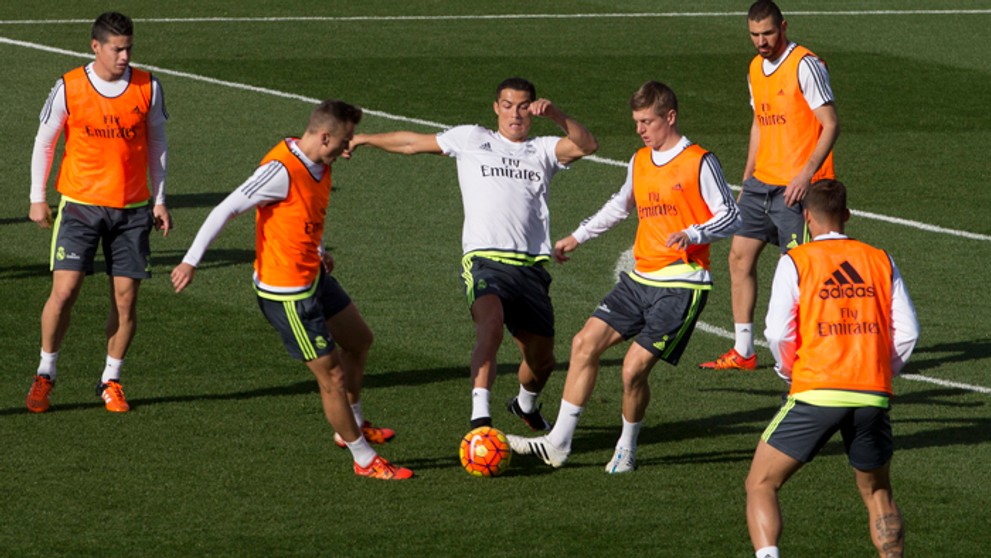 Cristiano Ronaldo (v strede) na tréningu Realu pred  El Clasico.