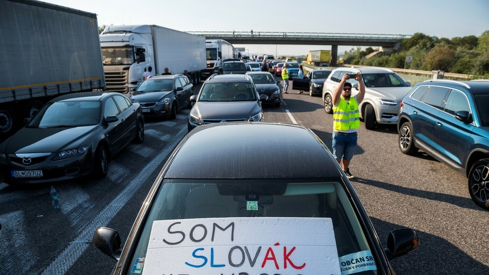 Na snímke pendleri blokujú diaľničný hraničný priechod Čunovo-Rajka.