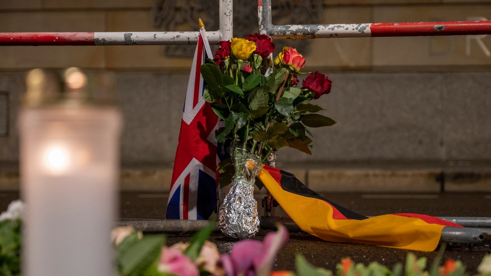 Pred britskou ambasádou v Berlíne.