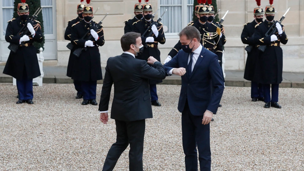 V odraze obrazovky predseda vlády Igor Matovič.