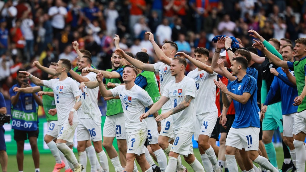 Slováci sa radujú po záverečnom hvizde.