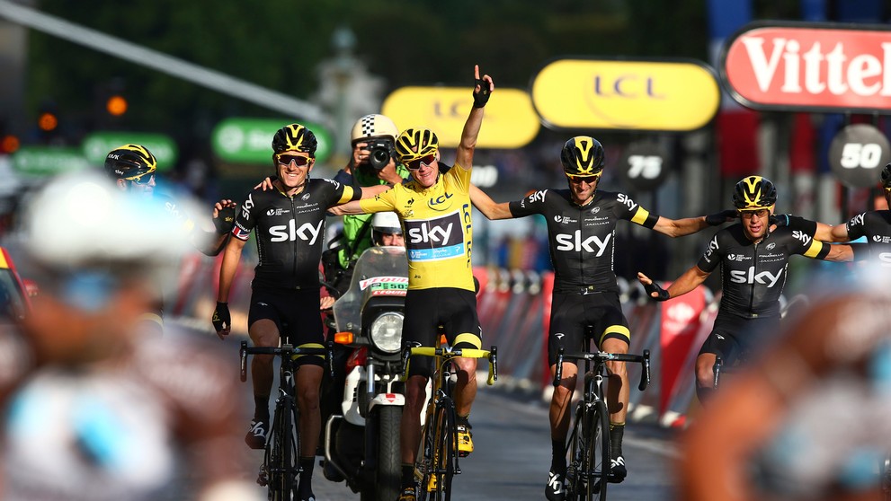 Víťazný dojazd tímu Sky s celkovým víťazom Tour de France 2015 Chrisom Froomeom.