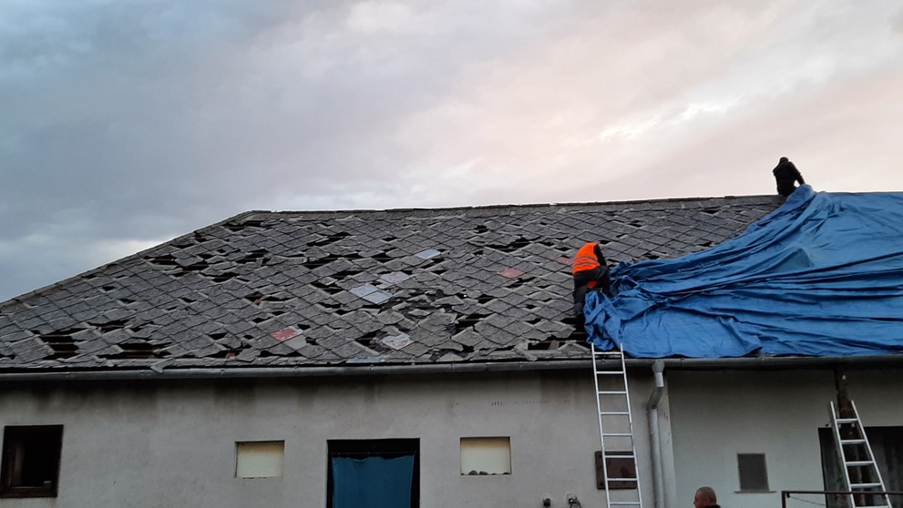 Poškodená strecha domu v Závadke.