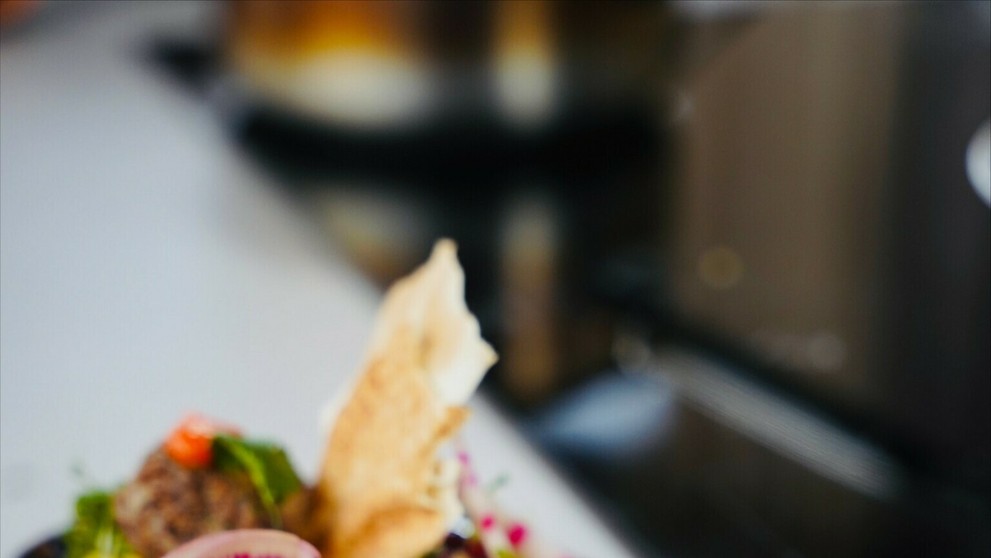 Uhorkovo oriešková salsa s teľacím mäsom