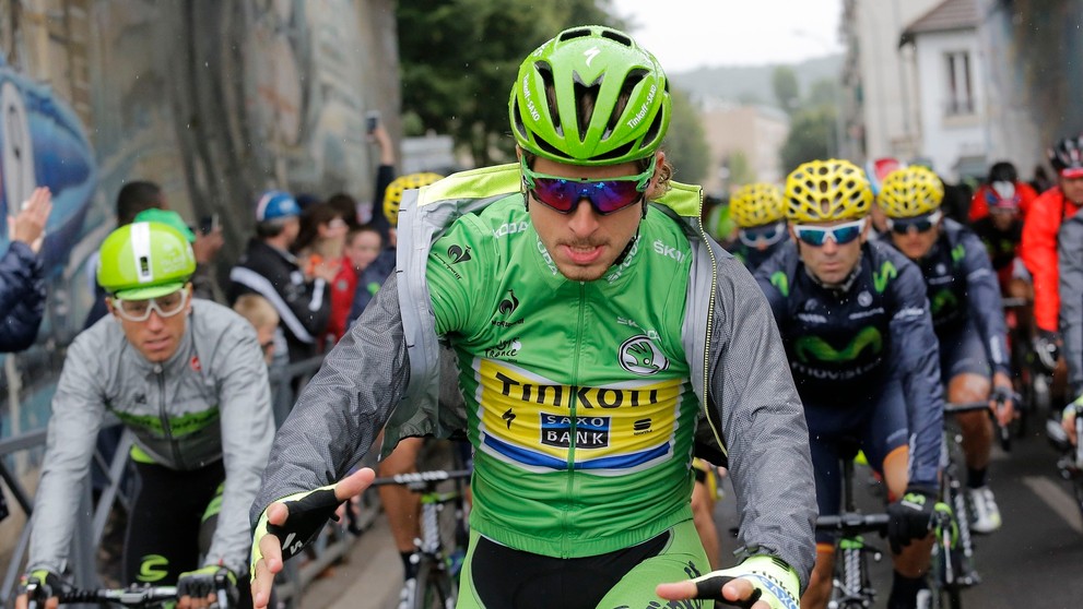 Peter Sagan si vyzlieka bundu počas záverečnej upršanej etapy Tour de France.