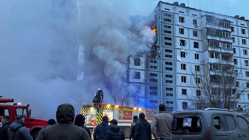 Zničená bytovka po ruskom raketovom útoku v meste Umaň.