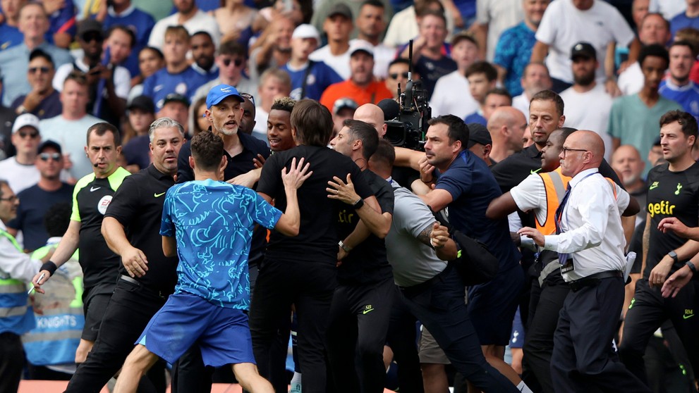 Kouč Chelsea Thomas Tuchel v šarvátke s náprotivkom z Tottenhamu Antoniom Contem.