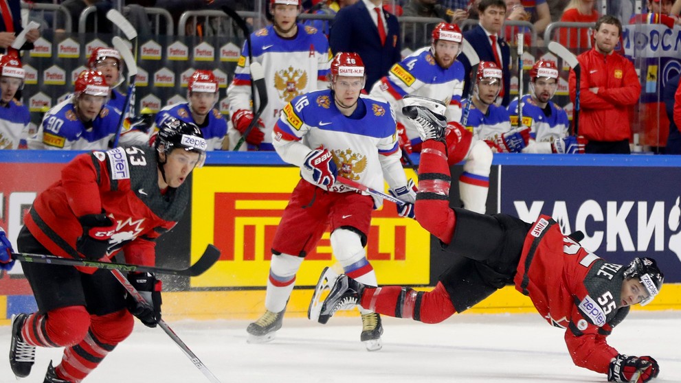 Kanaďan Mark Scheifele (vpravo) padá v semifinále MS 2017 proti Rusku, puk vedie jeho spoluhráč Jeff Skinner.