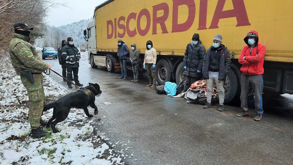 Polícia rieši prípad vodiča, ktorý viezol neznámych mužov.