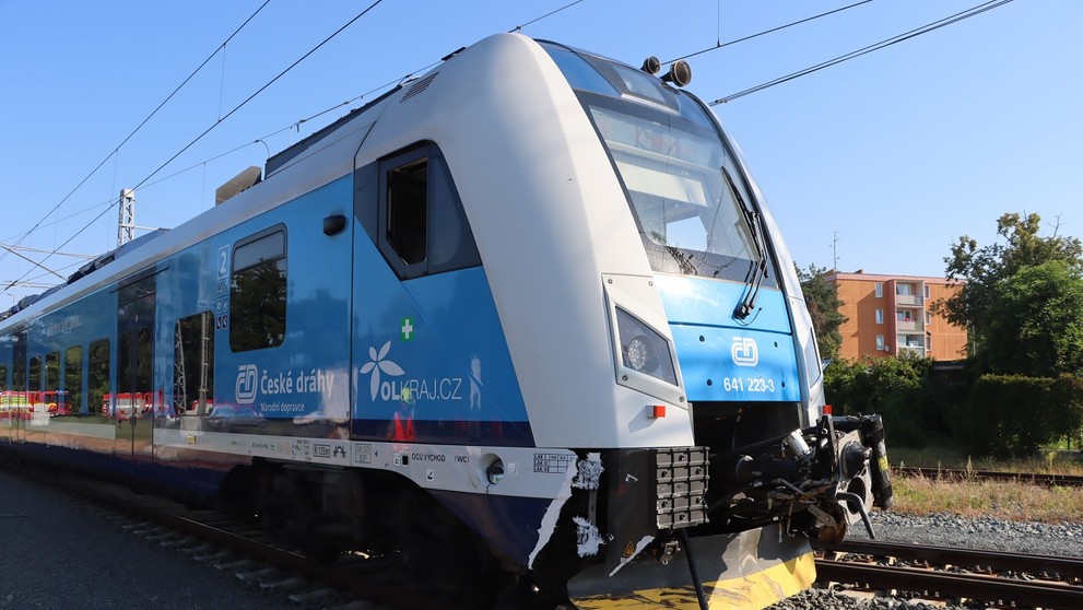 Vlak odstrelil unikajúce vozidlo z priecestia