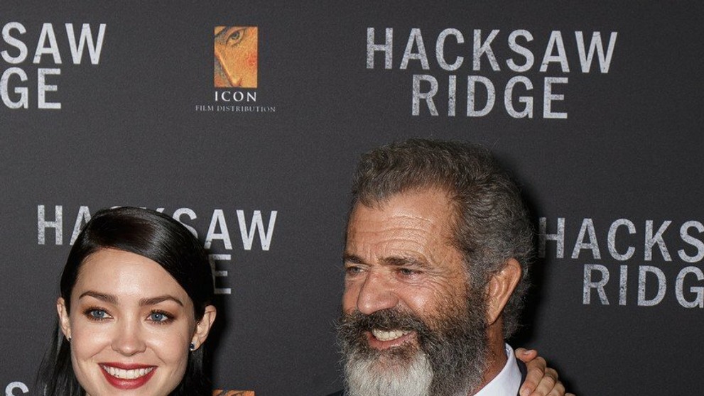 Priateľka Mela Gibsona, Rosalind Ross, je matkou hercovho deviateho dieťaťa. Je medzi nimi rozdiel 35 rokov.