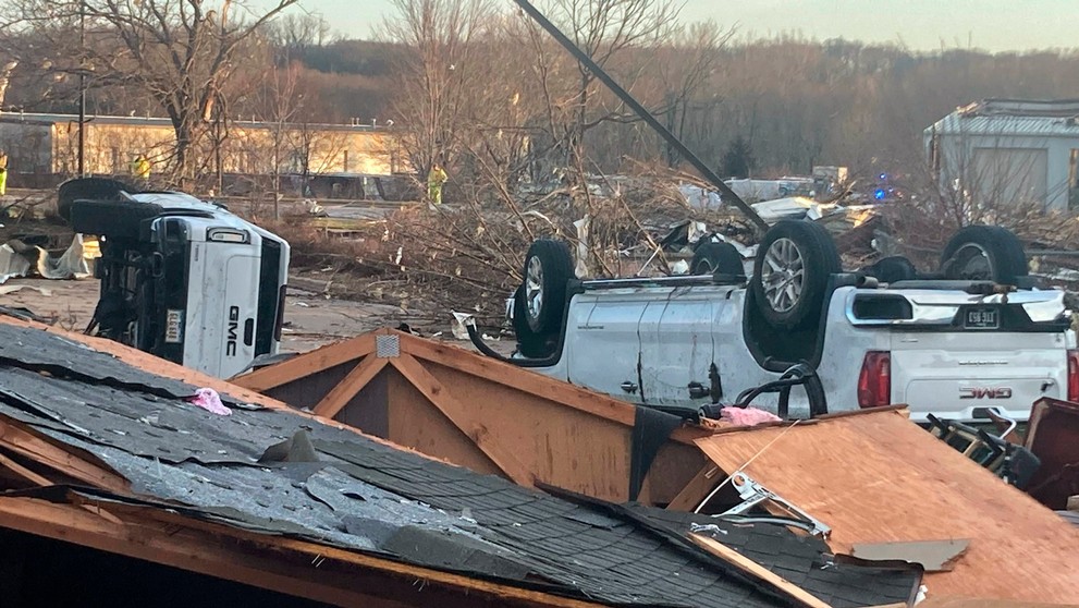 Zničené autá v meste Coralville.